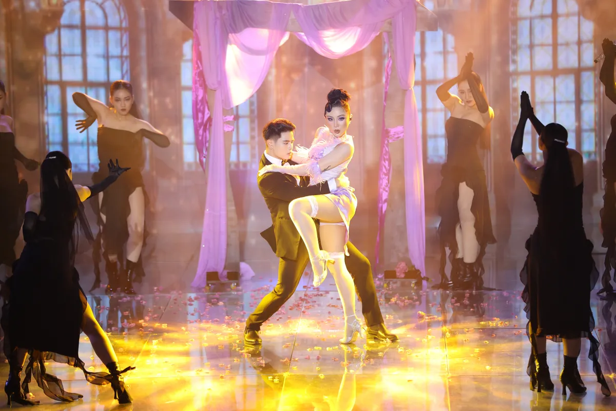 Chu Th&uacute;y Quỳnh diện v&aacute;y d&agrave;i 6 m&eacute;t tr&ecirc;n s&acirc;n khấu, bứt ph&aacute; gi&agrave;nh chiến thắng - Ảnh 2.