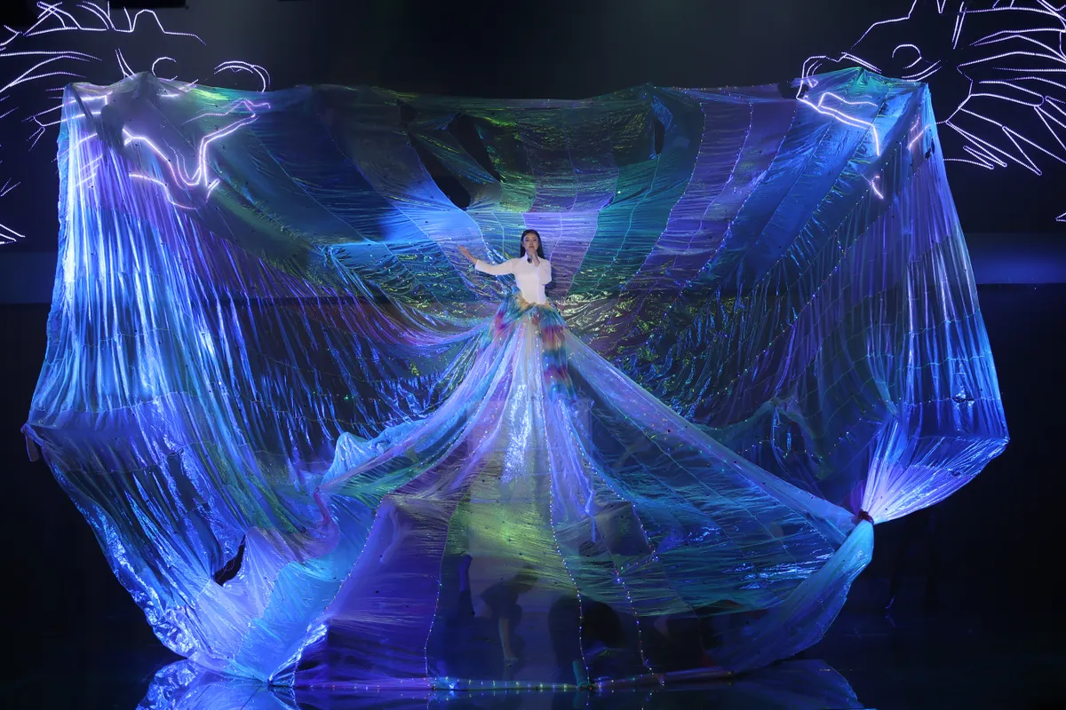 Chu Th&uacute;y Quỳnh diện v&aacute;y d&agrave;i 6 m&eacute;t tr&ecirc;n s&acirc;n khấu, bứt ph&aacute; gi&agrave;nh chiến thắng - Ảnh 1.