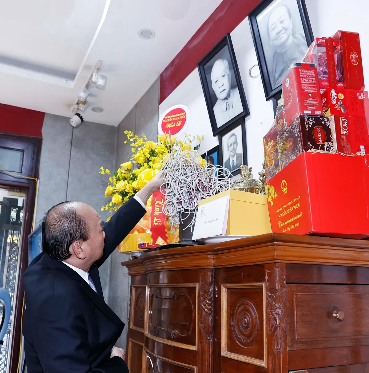 Chủ tịch nước Nguyễn Xuân Phúc thăm hỏi, chúc mừng năm mới gia đình các cố Chủ tịch nước - Ảnh 2.