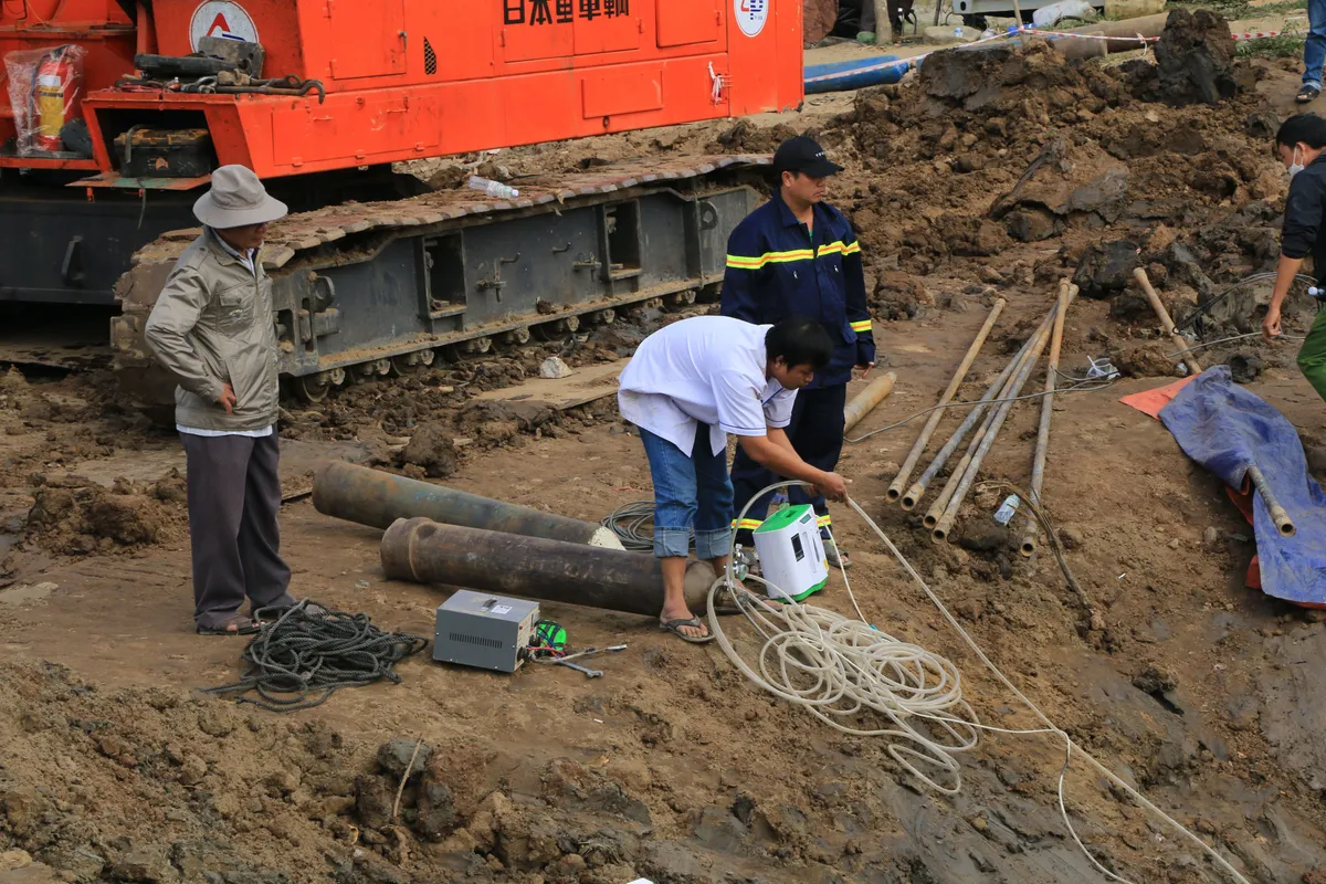 Cứu bé trai rơi xuống trụ bê tông sâu 35m - Ảnh 4.