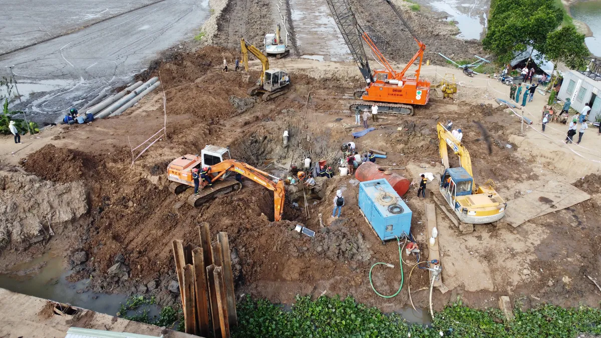 Cứu bé trai rơi xuống trụ bê tông sâu 35m - Ảnh 1.