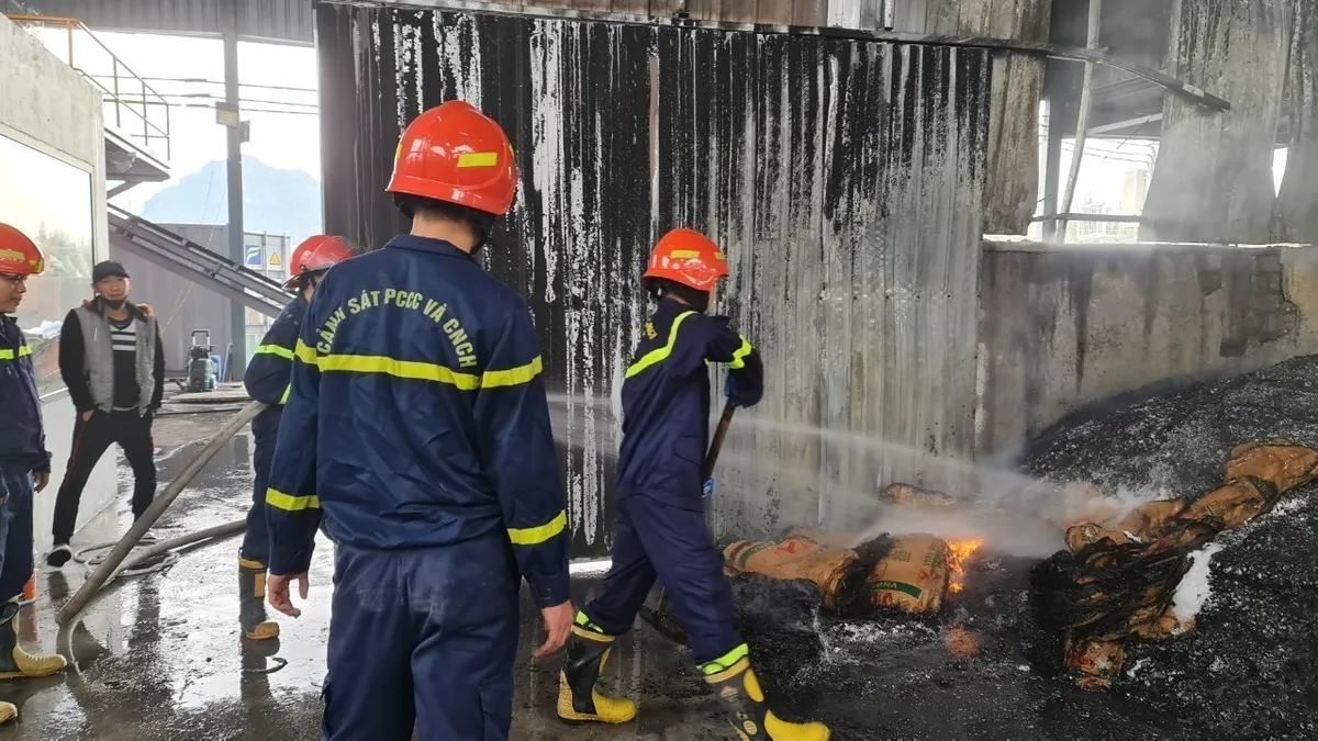 Cháy lớn tại Cụm công nghiệp Cẩm Thịnh, Quảng Ninh - Ảnh 1.