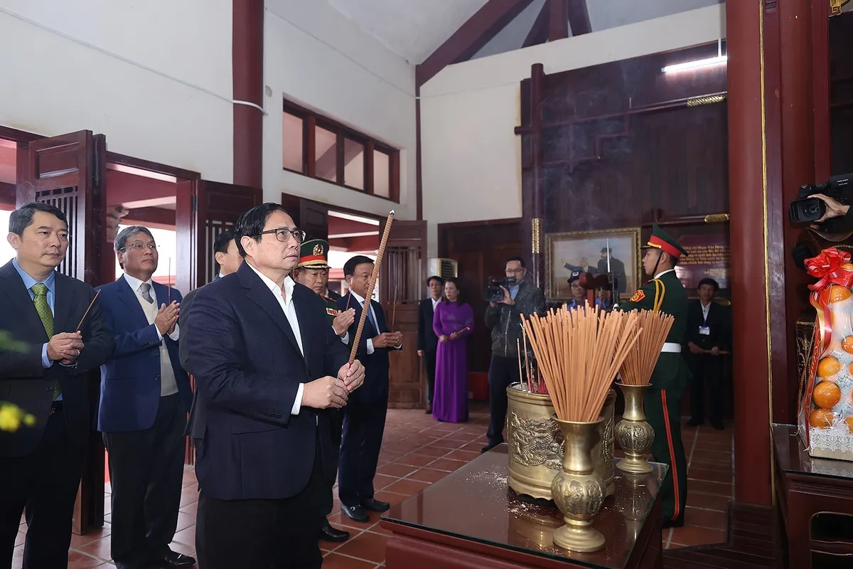 Thủ tướng Phạm Minh Chính dâng hương tưởng niệm cố Thủ tướng Phạm Văn Đồng - Ảnh 1.