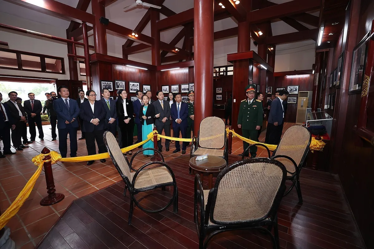 Thủ tướng Phạm Minh Chính dâng hương tưởng niệm cố Thủ tướng Phạm Văn Đồng - Ảnh 2.