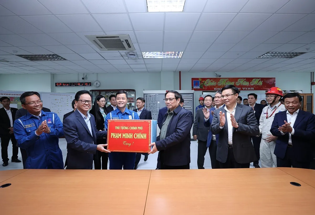 Thủ tướng Phạm Minh Chính thăm các cơ sở kinh tế quan trọng ở tỉnh Quảng Ngãi - Ảnh 3.