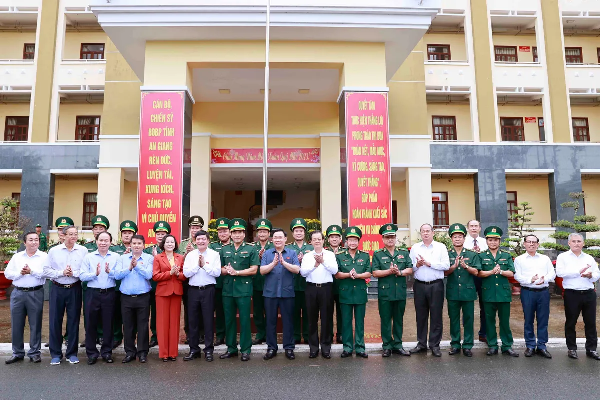 Chủ tịch Quốc hội Vương Đình Huệ: Đảm bảo cho toàn dân đón Tết vui tươi, lành mạnh, an toàn - Ảnh 4.