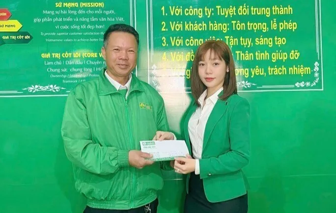 Lái xe taxi trả lại khách để quên 1,8 cây vàng cùng nhiều tài sản có giá trị - Ảnh 1.