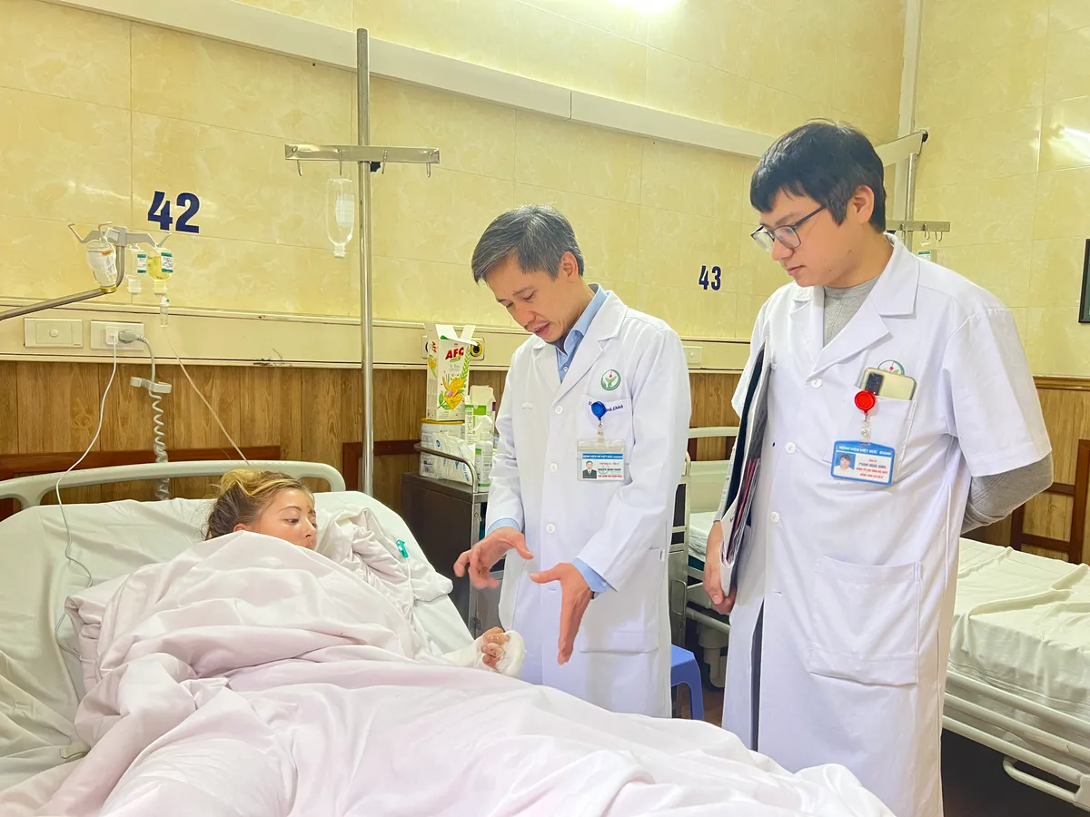 Điều trị cho nhiều bệnh nhân người nước ngoài gặp nạn khi đi phượt - Ảnh 1. Điều trị cho nhiều bệnh nhân người nước ngoài gặp nạn khi đi phượt - Ảnh 1.