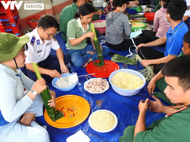 Hàng trăm phần quà, túi thuốc, cờ Tổ quốc tới tay người dân đảo xa trước thềm Tết Nguyên đán - Ảnh 6.