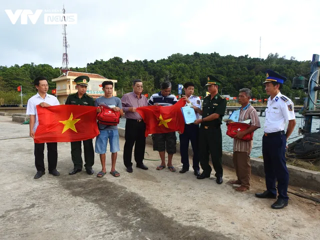 Hàng trăm phần quà, túi thuốc, cờ Tổ quốc tới tay người dân đảo xa trước thềm Tết Nguyên đán - Ảnh 1.