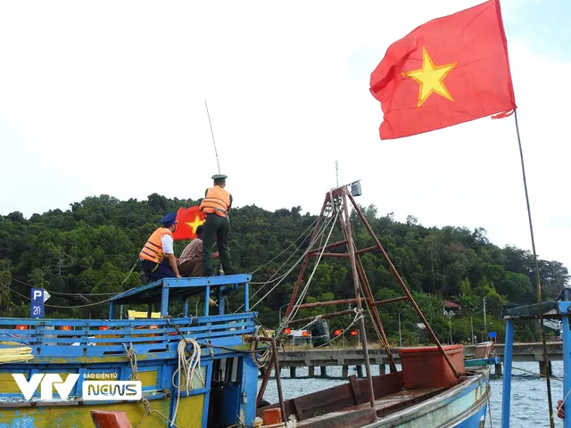 Hàng trăm phần quà, túi thuốc, cờ Tổ quốc tới tay người dân đảo xa trước thềm Tết Nguyên đán - Ảnh 2.