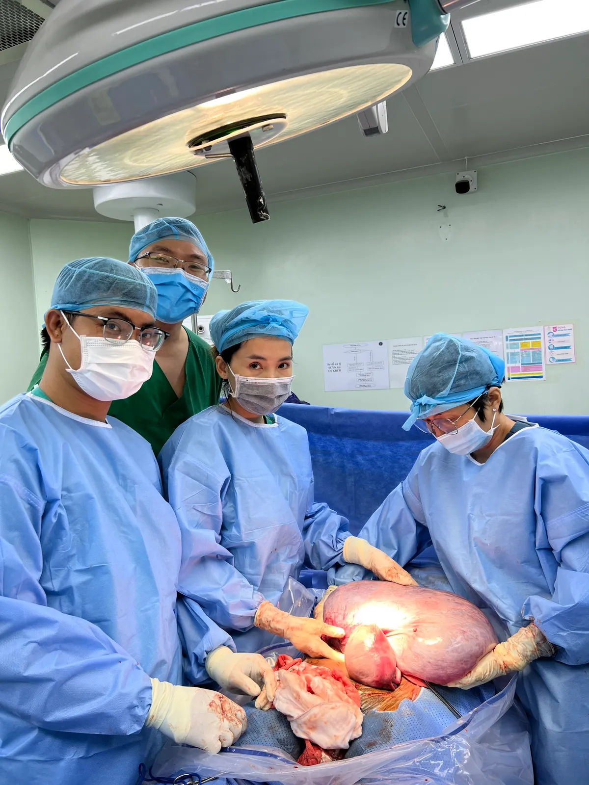 Cùng lúc phẫu thuật lấy thai và cắt khối u nặng 8kg cho một sản phụ - Ảnh 1. Cùng lúc phẫu thuật lấy thai và cắt khối u nặng 8kg cho một sản phụ - Ảnh 1.
