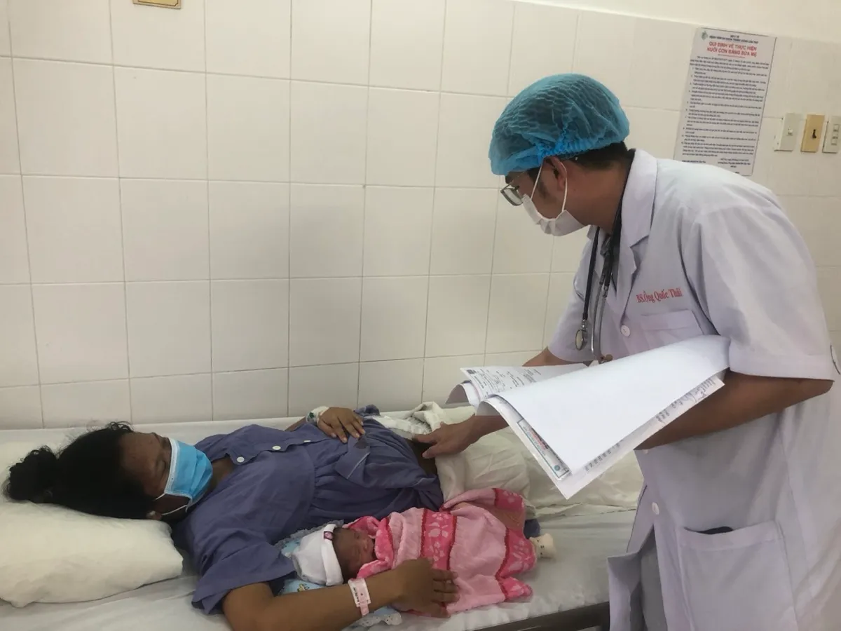 Cùng lúc phẫu thuật lấy thai và cắt khối u nặng 8kg cho một sản phụ - Ảnh 2. Cùng lúc phẫu thuật lấy thai và cắt khối u nặng 8kg cho một sản phụ - Ảnh 2.