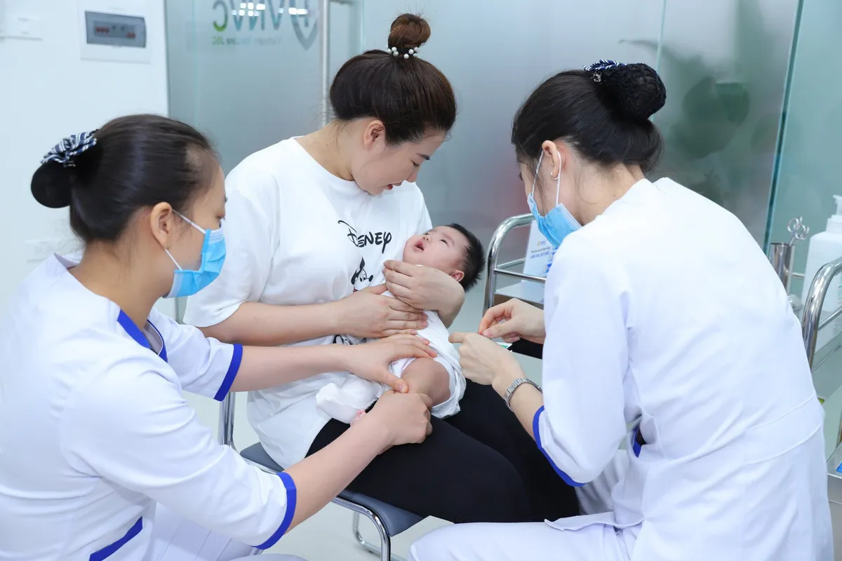 Mở rộng hệ thống cung ứng vaccine về vùng lõm trong tiêm chủng - Ảnh 1.
