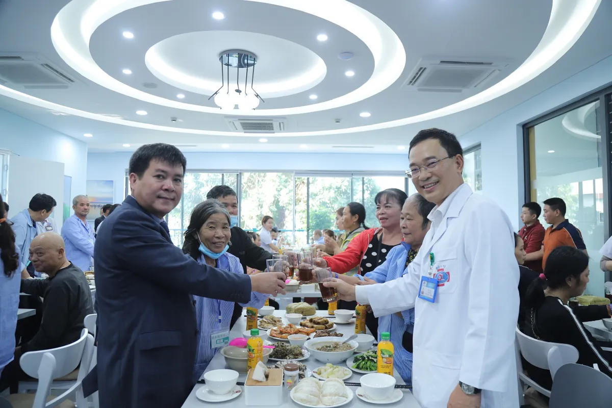 Bến xe yêu thương - Bệnh viện K mang Tết yêu thương tới người bệnh ung thư - Ảnh 1.