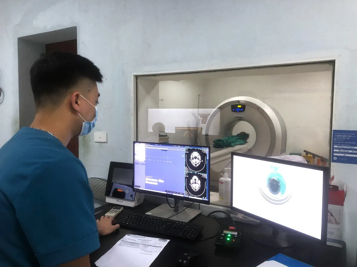 Ứng cứu b&eacute; 9 tuổi rơi v&agrave; mắc kẹt giữa 2 khe nh&agrave; - Ảnh 2.