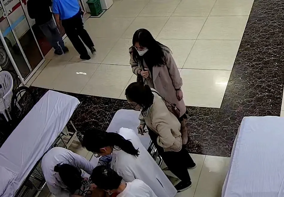 Ứng cứu b&eacute; 9 tuổi rơi v&agrave; mắc kẹt giữa 2 khe nh&agrave; - Ảnh 1.