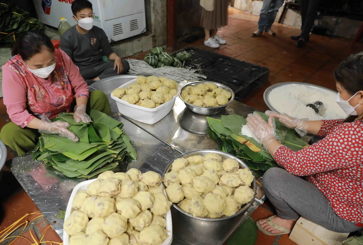 Làng bánh chưng Tranh Khúc đỏ lửa ngày cận Tết - Ảnh 1.