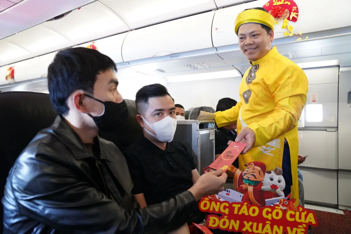 Bất ngờ gặp ông Công, ông Táo và nàng Xuân trên chuyến bay Vietjet - Ảnh 10.