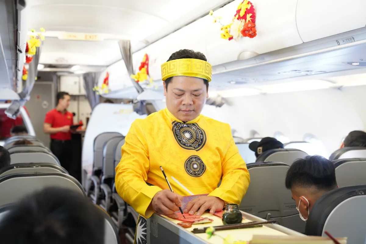 Bất ngờ gặp ông Công, ông Táo và nàng Xuân trên chuyến bay Vietjet - Ảnh 9.