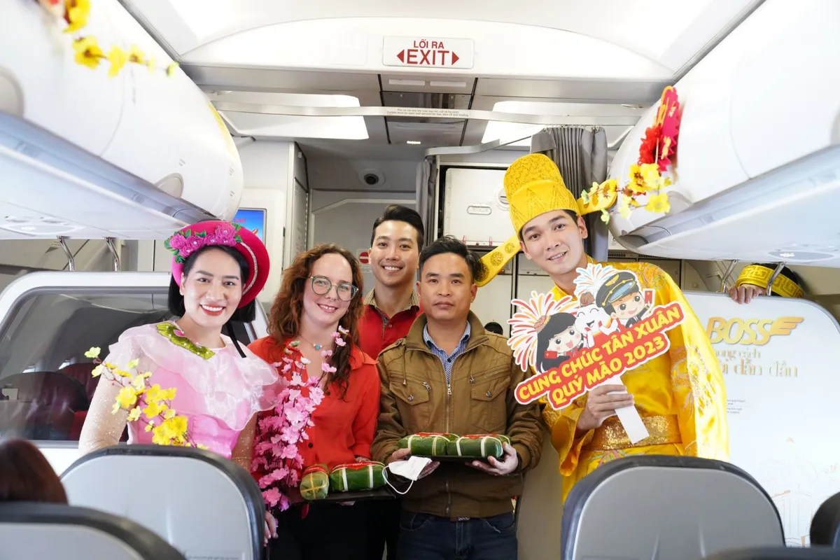 Bất ngờ gặp ông Công, ông Táo và nàng Xuân trên chuyến bay Vietjet - Ảnh 8.