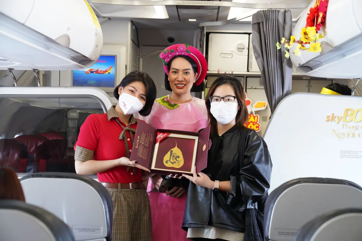 Bất ngờ gặp ông Công, ông Táo và nàng Xuân trên chuyến bay Vietjet - Ảnh 11.