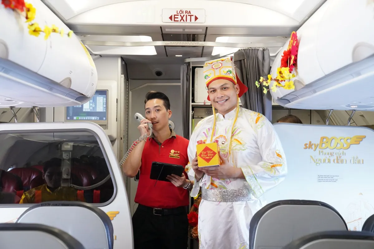 Bất ngờ gặp ông Công, ông Táo và nàng Xuân trên chuyến bay Vietjet - Ảnh 5.