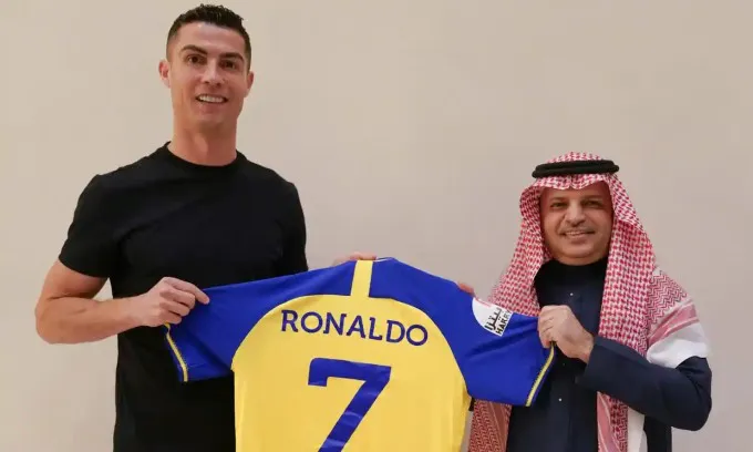 Một doanh nh&acirc;n Ả Rập đ&atilde; mua tấm v&eacute; đắt nhất lịch sử b&oacute;ng đ&aacute; để xem Ronaldo đối đầu với Messi - Ảnh 1.