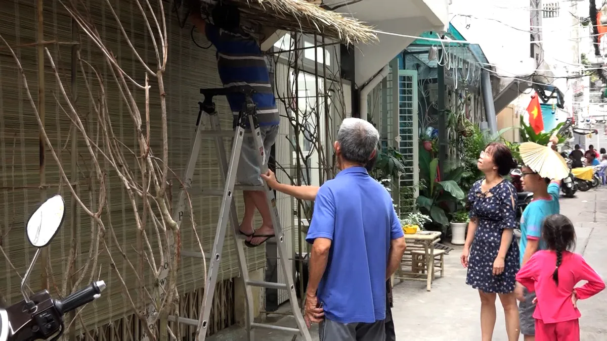 Cư d&acirc;n trong hẻm c&ugrave;ng nhau đ&oacute;n Tết - Ảnh 1.