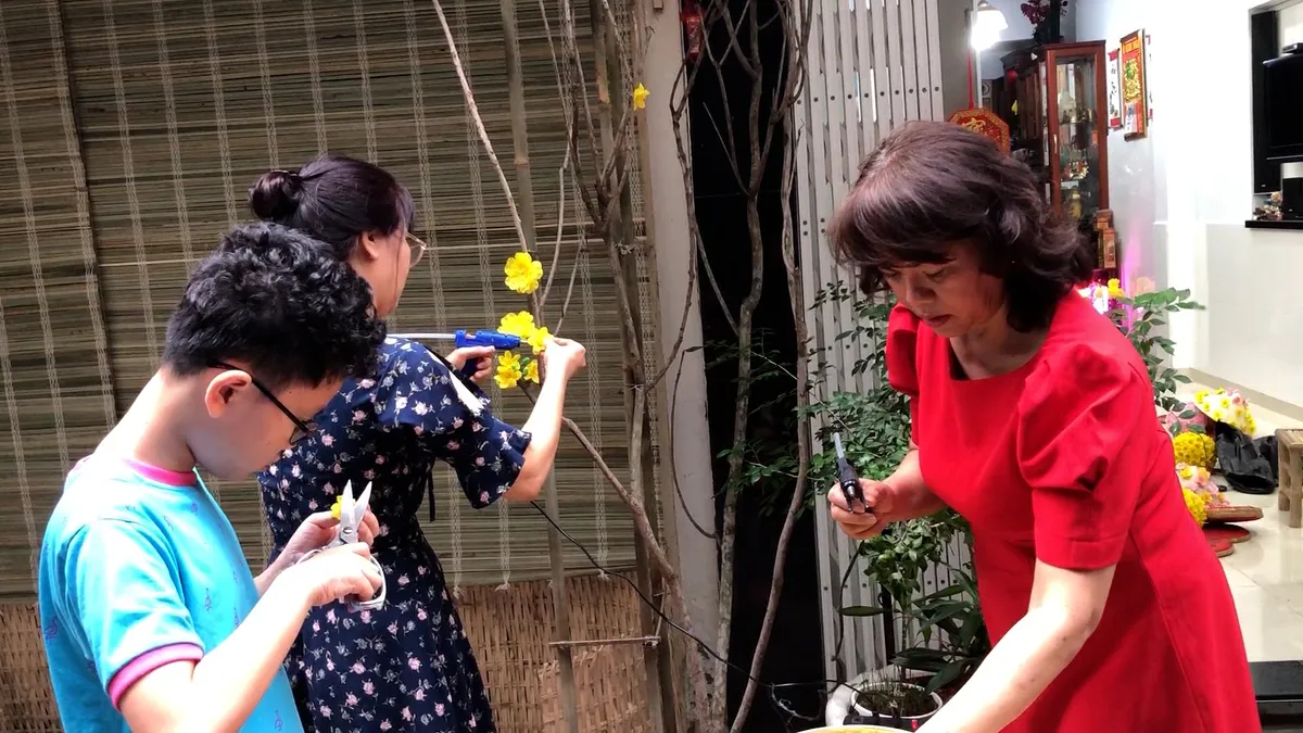 Cư d&acirc;n trong hẻm c&ugrave;ng nhau đ&oacute;n Tết - Ảnh 2.