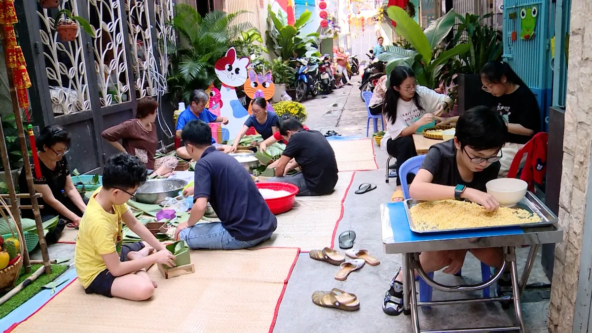 Cư d&acirc;n trong hẻm c&ugrave;ng nhau đ&oacute;n Tết - Ảnh 4.