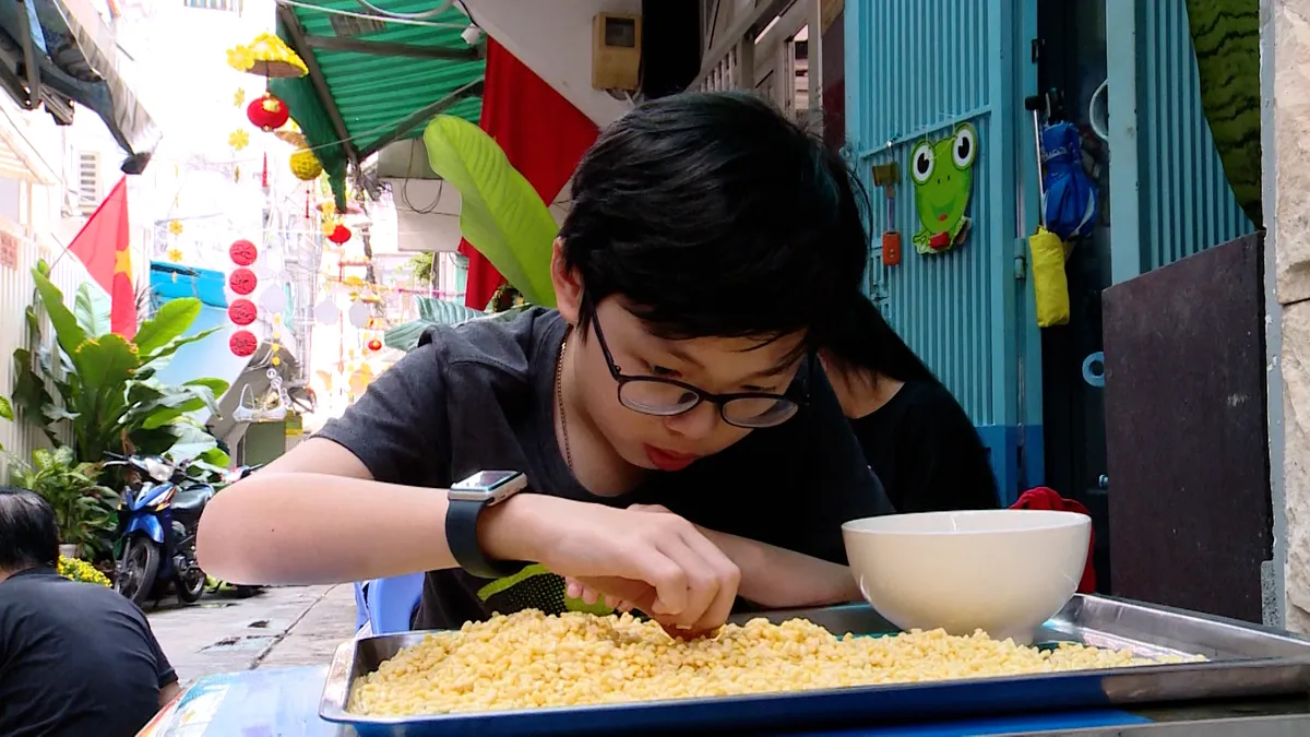 Cư d&acirc;n trong hẻm c&ugrave;ng nhau đ&oacute;n Tết - Ảnh 5.