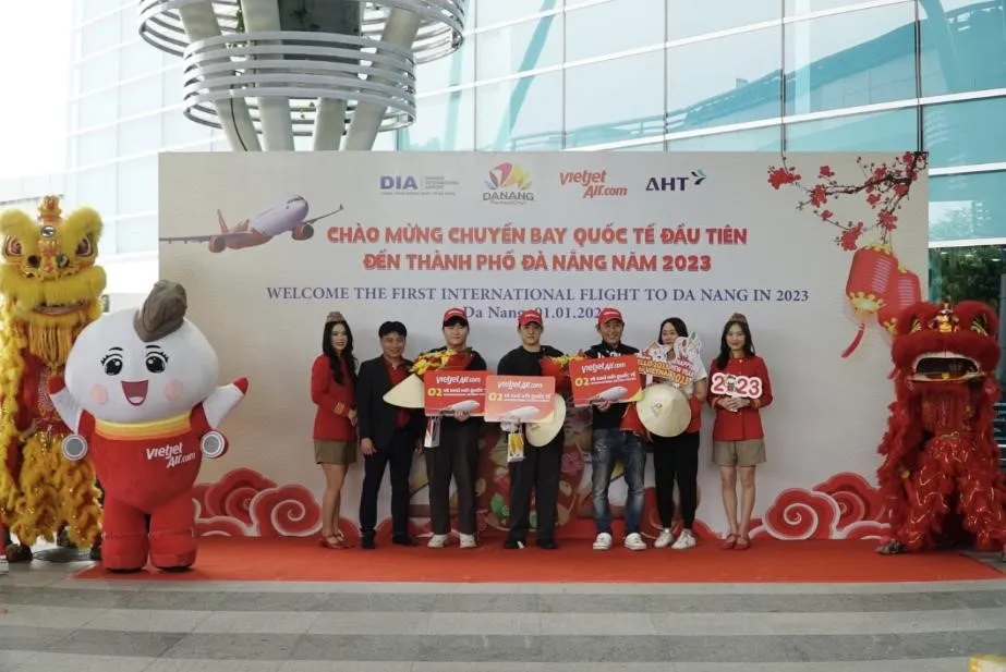 Các chuyến bay Vietjet đưa du khách đến với khắp các đầu sân bay, tưng bừng đón chào năm mới 2023 - Ảnh 11.