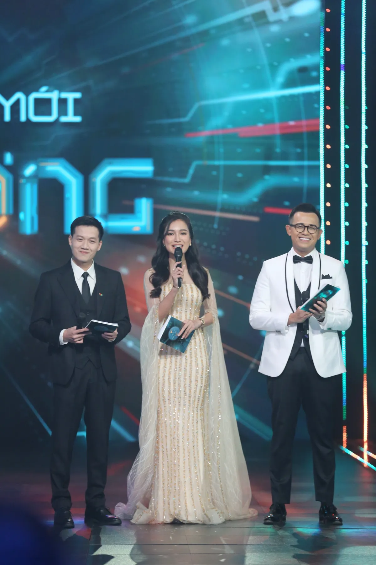 Khoảnh khắc ấn tượng trong Lễ trao giải VTV Awards 2022 - Ảnh 1.