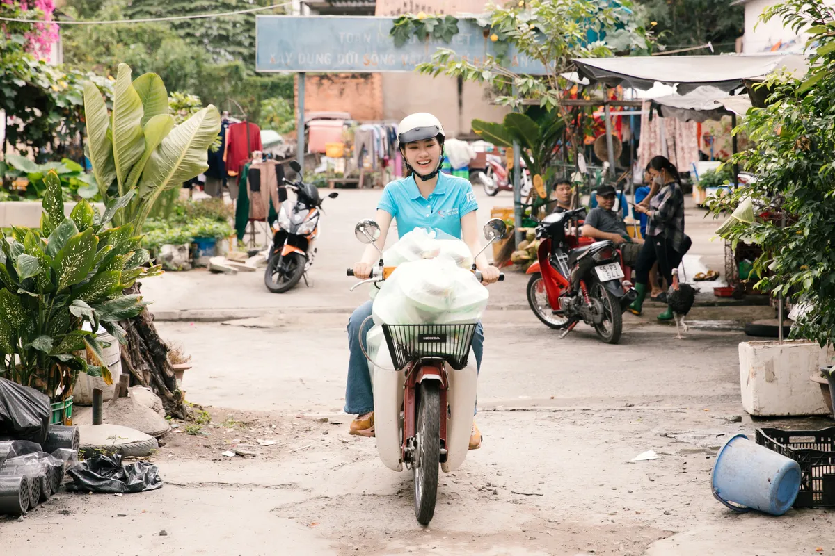 Tiểu Vy tặng công nhân vé xe, Mai Phương tự tay nấu ăn cho bệnh nhân nghèo - Ảnh 7.