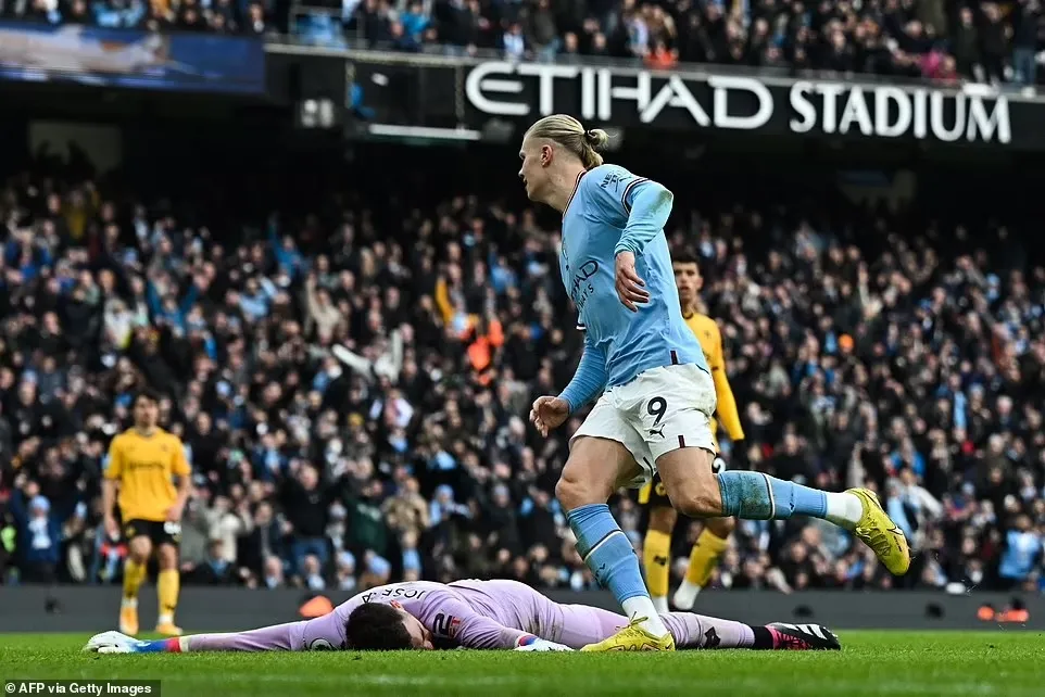 Haaland lập hat-trick, Man City áp sát Arsenal - Ảnh 3. Haaland lập hat-trick, Man City áp sát Arsenal - Ảnh 3.