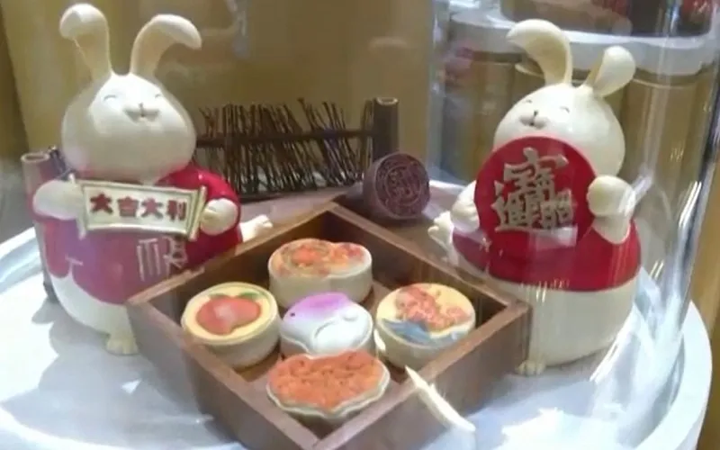 Phiên bản giới hạn chào năm mới của nhiều hãng thời trang quốc tế - Ảnh 2.