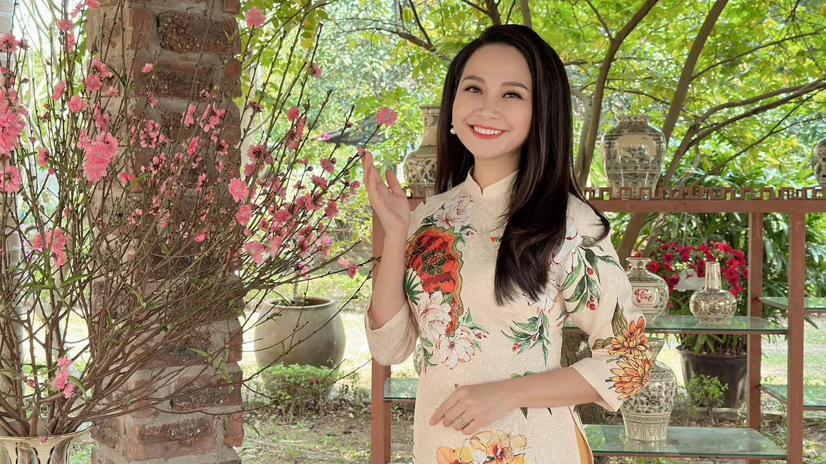 MC Mỹ Lan thích thú khi học làm gốm Chu Đậu - Ảnh 1.