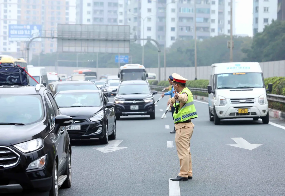 Hà Nội phân luồng từ xa, tránh ùn tắc cửa ngõ sau nghỉ Tết - Ảnh 1.