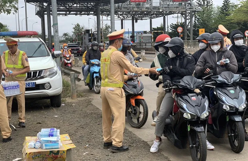 Cảnh sát giao thông hỗ trợ người dân trở lại phía Nam làm việc an toàn - Ảnh 1.