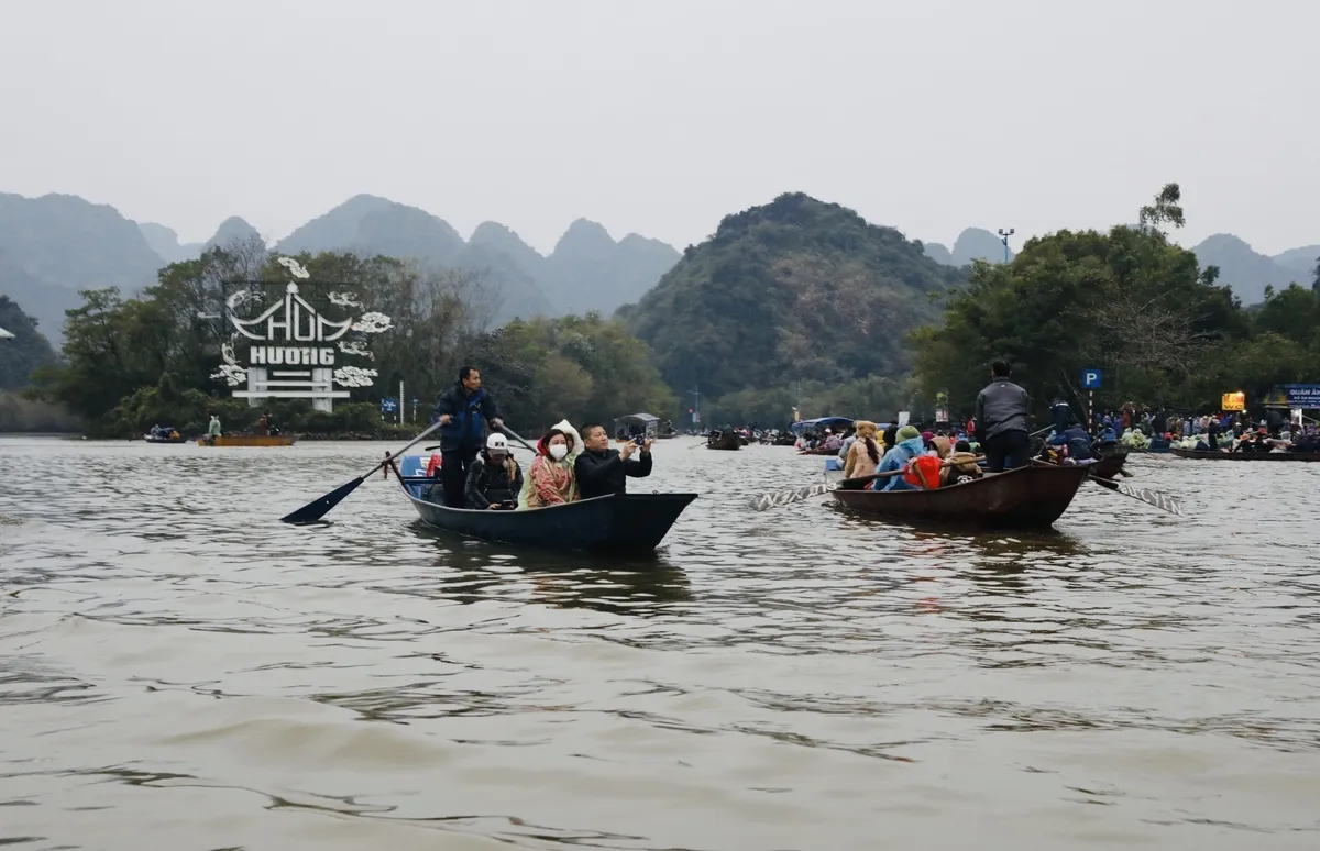 Hàng vạn du khách đến khai hội chùa Hương 2023 - Ảnh 2.