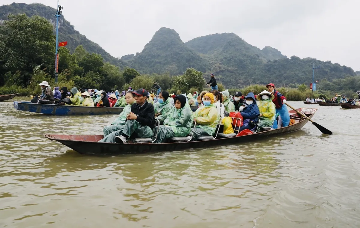 Hàng vạn du khách đến khai hội chùa Hương 2023 - Ảnh 1.