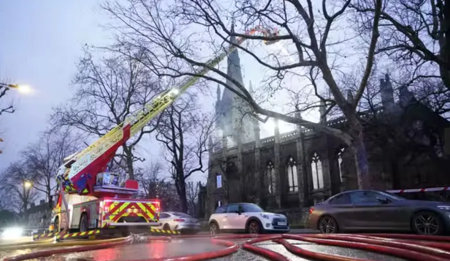 Hỏa hoạn thi&ecirc;u rụi Vương cung Th&aacute;nh đường St. Mark được xếp hạng di sản ở London - Ảnh 3.