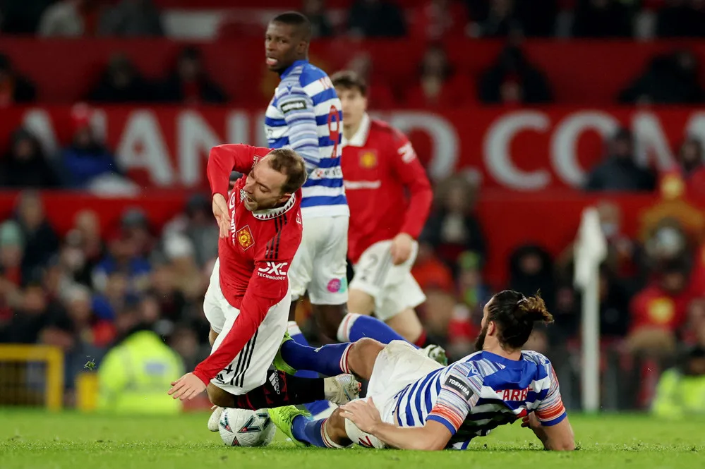 Eriksen chấn thương, CĐV Man Utd lo lắng - Ảnh 1. Eriksen chấn thương, CĐV Man Utd lo lắng - Ảnh 1.