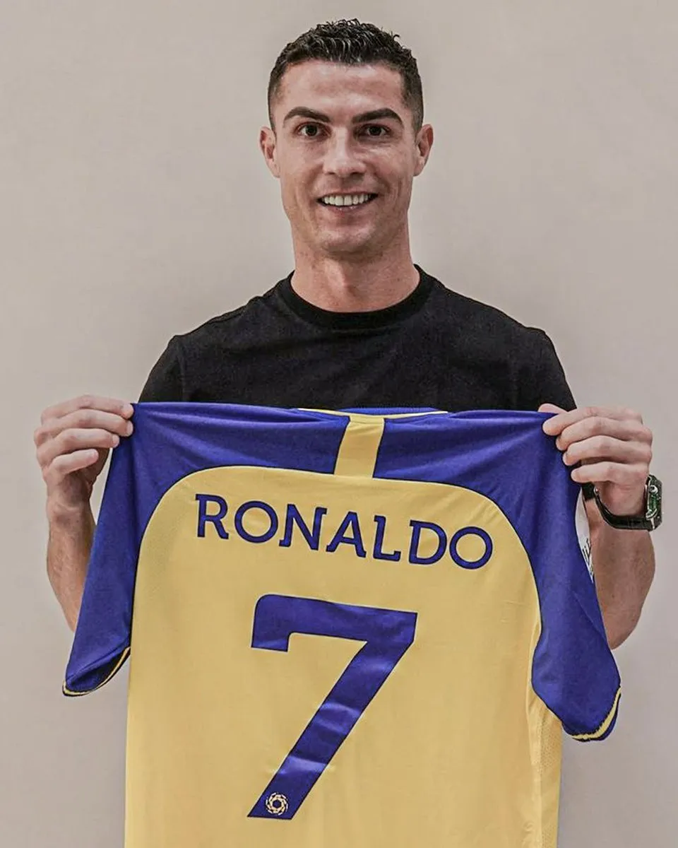 Cơn sốt áo Cristiano Ronaldo của AL Nassr - Ảnh 1. Cơn sốt áo Cristiano Ronaldo của AL Nassr - Ảnh 1.