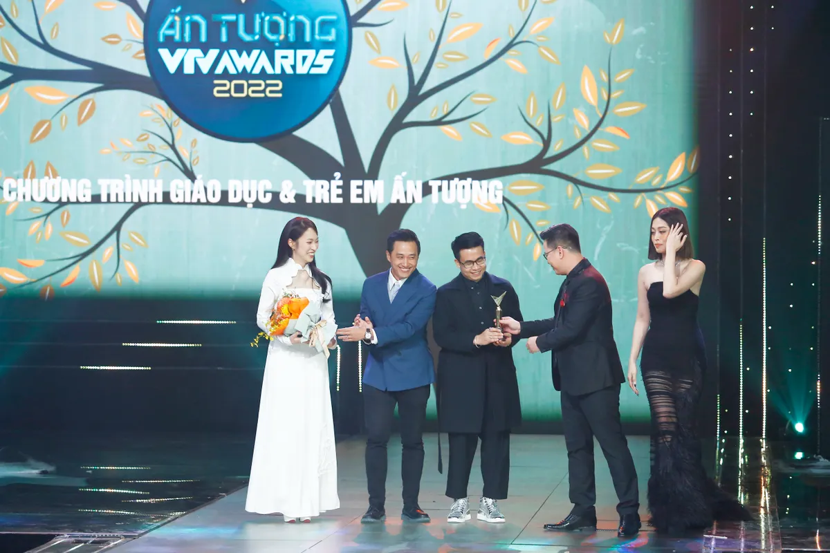 “Đường lên đỉnh Olympia” giành cúp VTV Awards 2022 là niềm tự hào của cả ê-kíp - Ảnh 1.