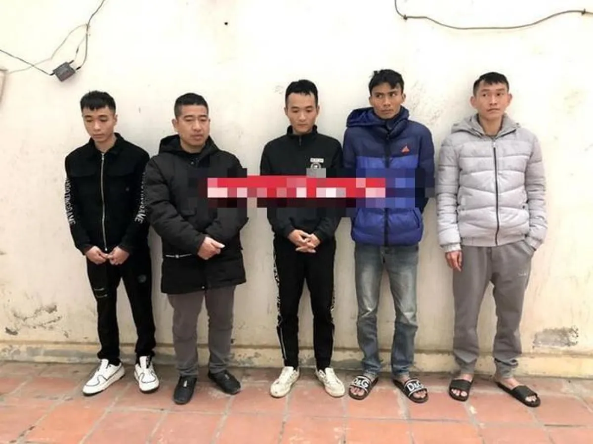 Tạm giữ h&igrave;nh sự 5 đối tượng s&aacute;t phạt nhau tr&ecirc;n chiếu bạc - Ảnh 1.