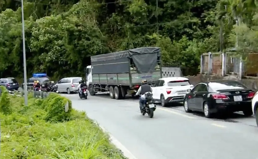 Dịp Tết Nguyên đán, đèo Bảo Lộc dù quá tải nhưng đã bớt ách tắc giao thông - Ảnh 2.