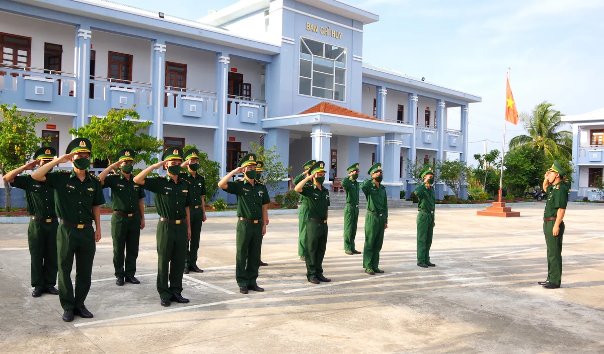 Đồng hành cùng ngư dân vươn khơi bám biển - Ảnh 1.