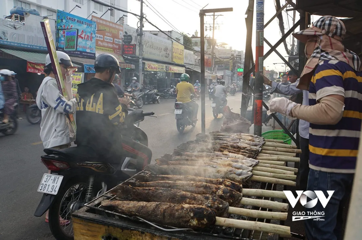 “Trắng đêm” nướng hàng tấn cá lóc cho ngày vía Thần Tài  - Ảnh 2.